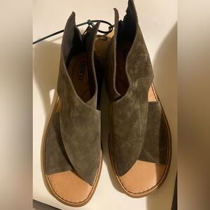 BORN Women's Iwa Sandal. Color: Amy Green